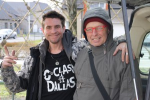 A gauche JEF qui a tout quitté pour se rendre utile